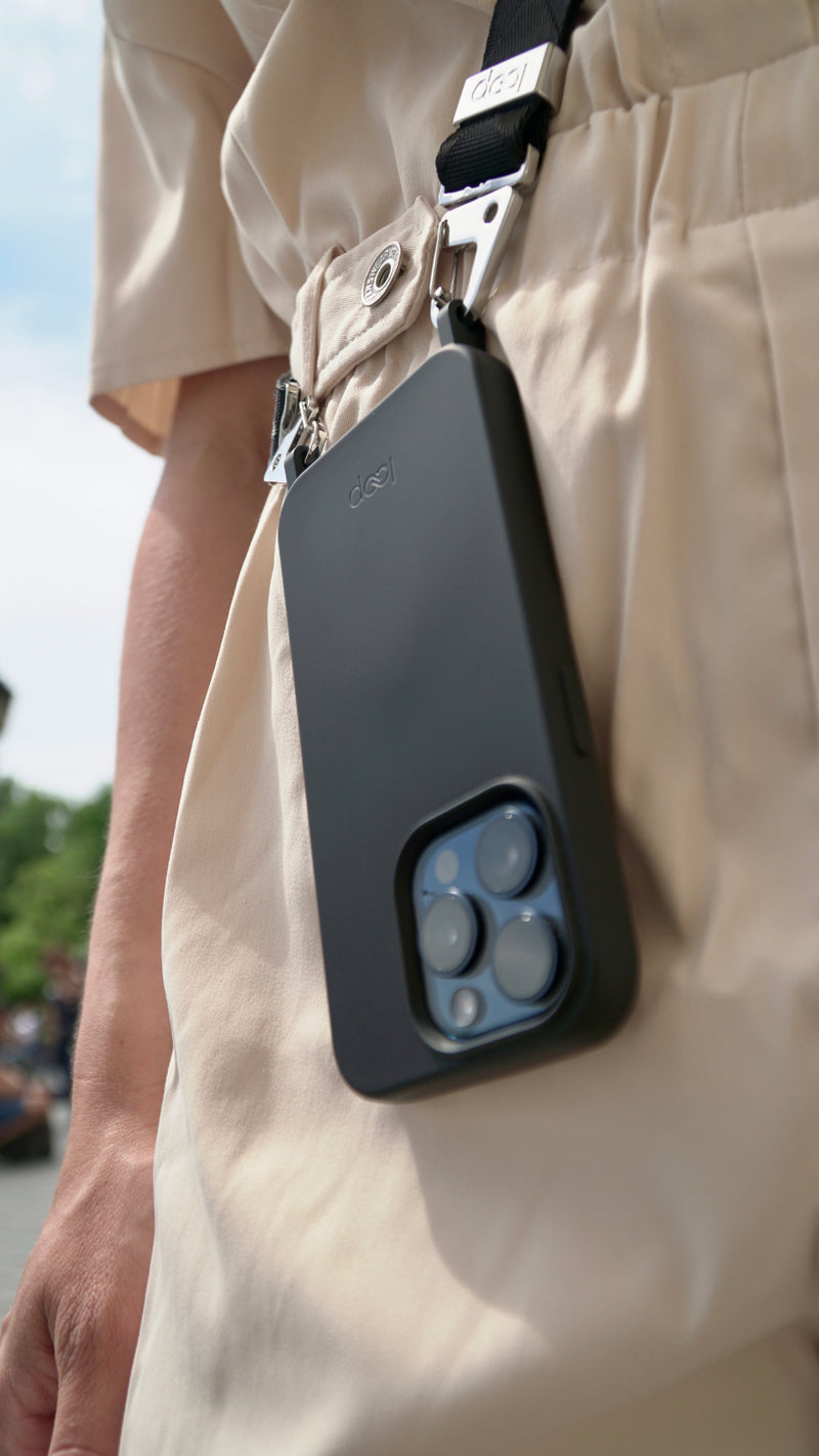 Éjfekete telefontok - karabiner előkészítéssel